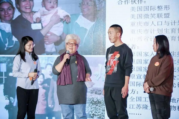 “感恩有您 善路同行”活动上，志愿者刘奶奶和受助家庭故事分享.jpg