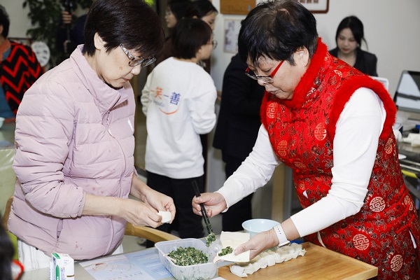 上海总部包饺子2.jpg
