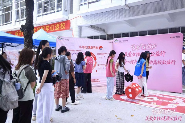1790061320879981.jpg 大学生们积极参与活动.jpg