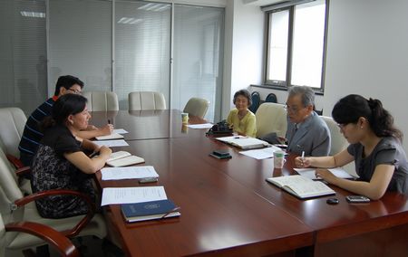 北谷一行与国际合作部部长李晓琳、管理部部长赵本志会谈项目考察成果。