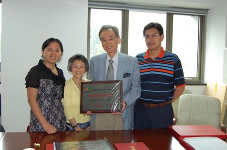 赵本志部长代表基金会向NPO2050赠送匾额，感谢该组织对中国社会发展所做的努力。