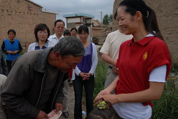 幸福工程扶贫西部行之五——探望孤儿 马艳丽献真情 11.jpg