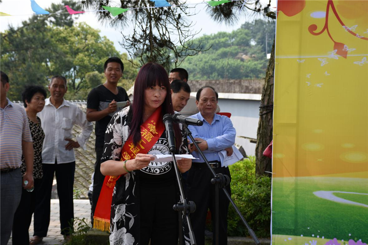 受助母亲代表余美丽讲诉自己在幸福工程帮扶下脱贫致富的经历.jpg