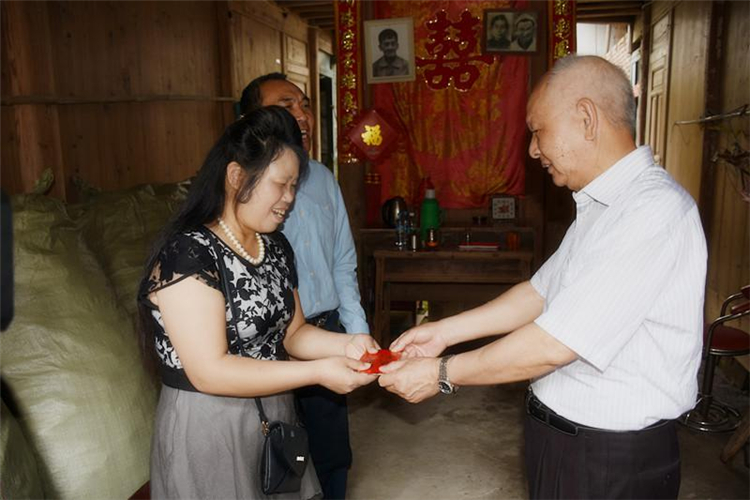 陈光普常务副会长为坂中村计生贫困家庭送上慰问金.jpg