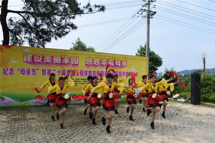 计生母亲在人口计生文艺演出上击起腰鼓.jpg