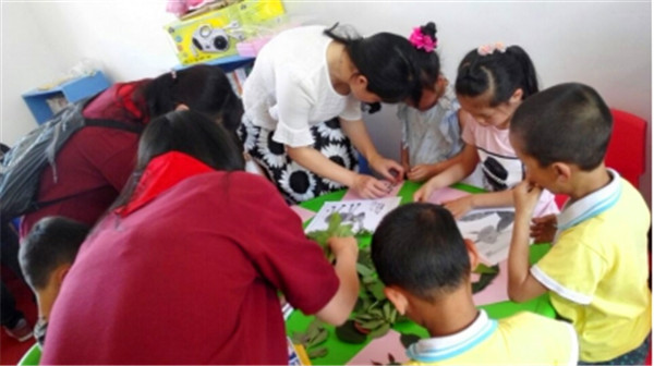 2016年6月17日，湖南安化县大福镇东风教学点，贝迪无锡志愿者给孩子们带了纸和树叶，大家可以用树叶在纸上拼出自己想拼的任何图案.jpg