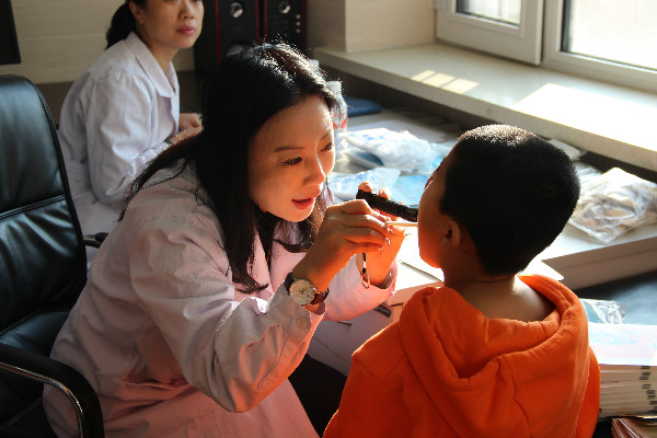 2 周海燕语音治疗师正在为唇腭裂受助儿童做语音评估.jpg
