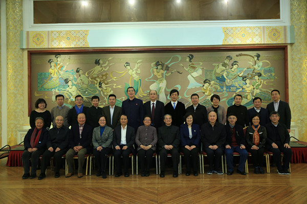 4顾秀莲荣誉会长、李金华会长、国家卫生计生委王培安副主任与中国人口福利基金会第六届理事会理事、监事合影_副本.jpg