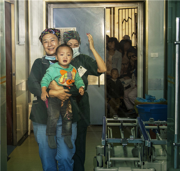 接患儿进手术室（2014，安顺）.jpg