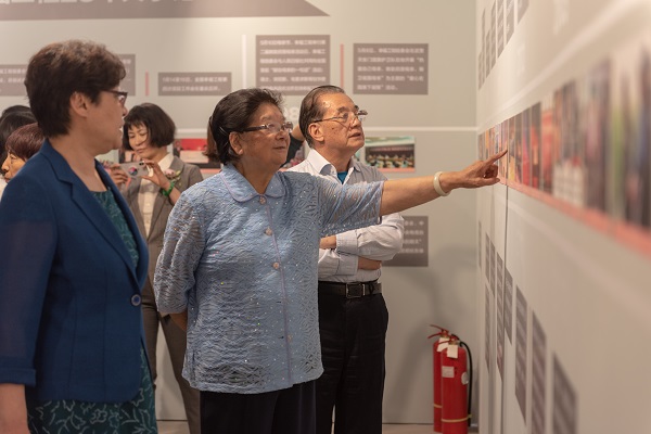 顾秀莲主任、李金华会现场观展.JPG