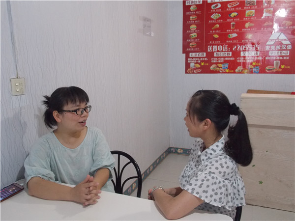 陈珍莲将经营之道分享给贫困母亲李双敏，还为她经营的奶茶店出谋划策.jpg
