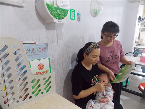 小组长陈珍莲把自家汉堡店作为宣传阵地，将生殖健康知识传授给更多育龄妇女.jpg