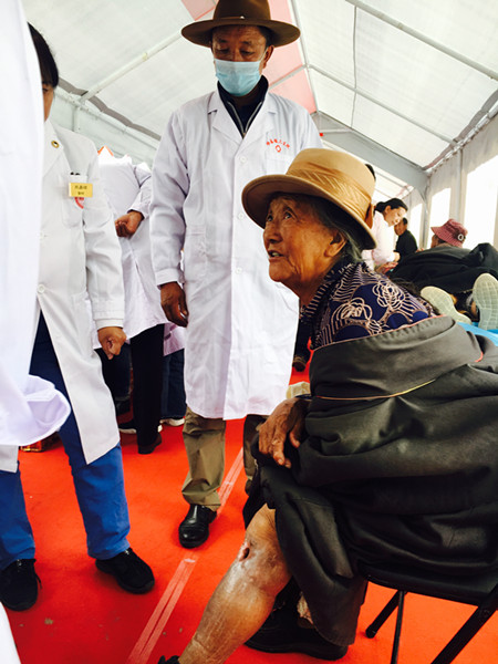 义诊专家为患者进行会诊.jpg