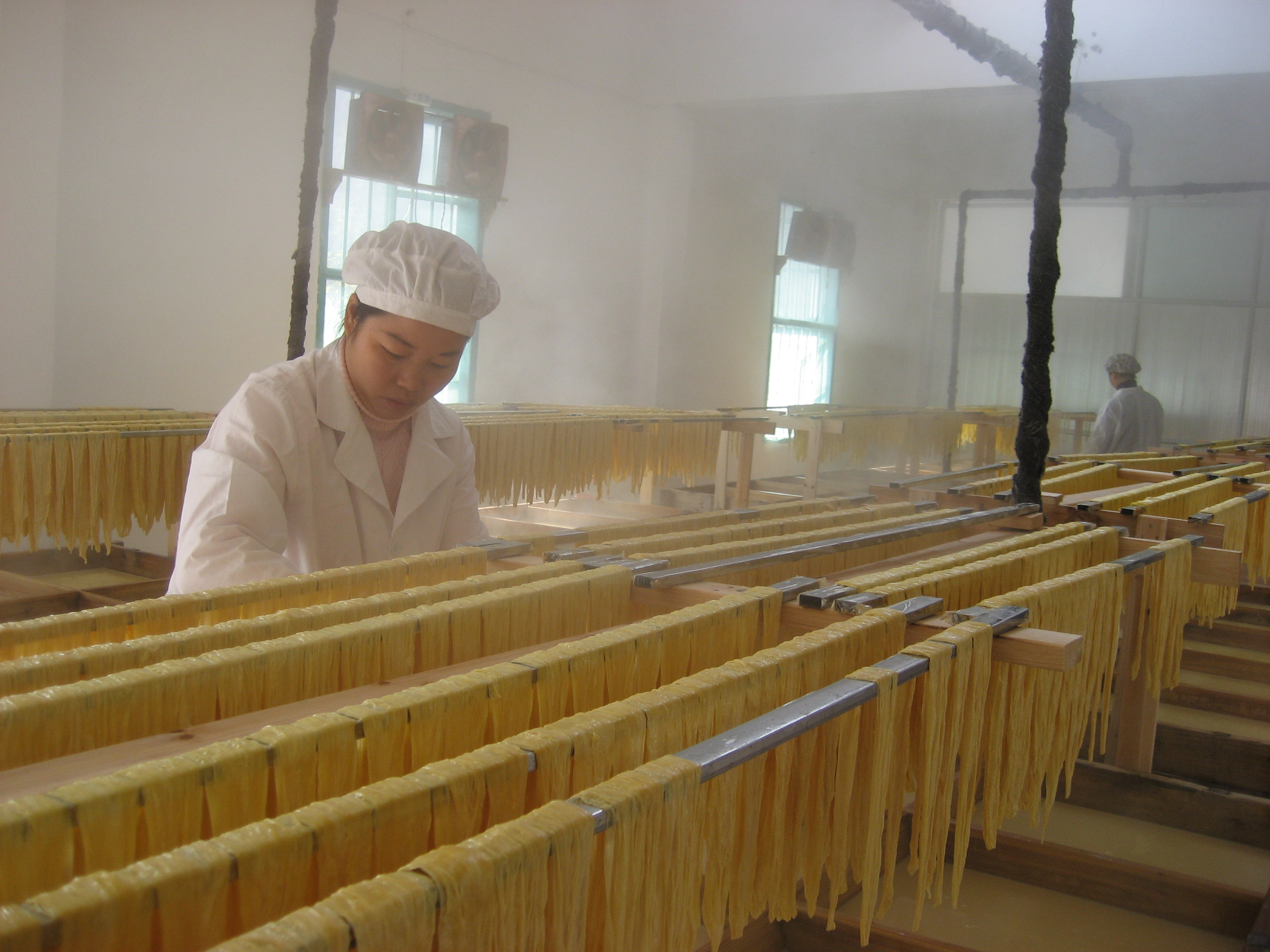 兰爱珍 工作照四(兰爱珍在豆腐皮生产车间).JPG