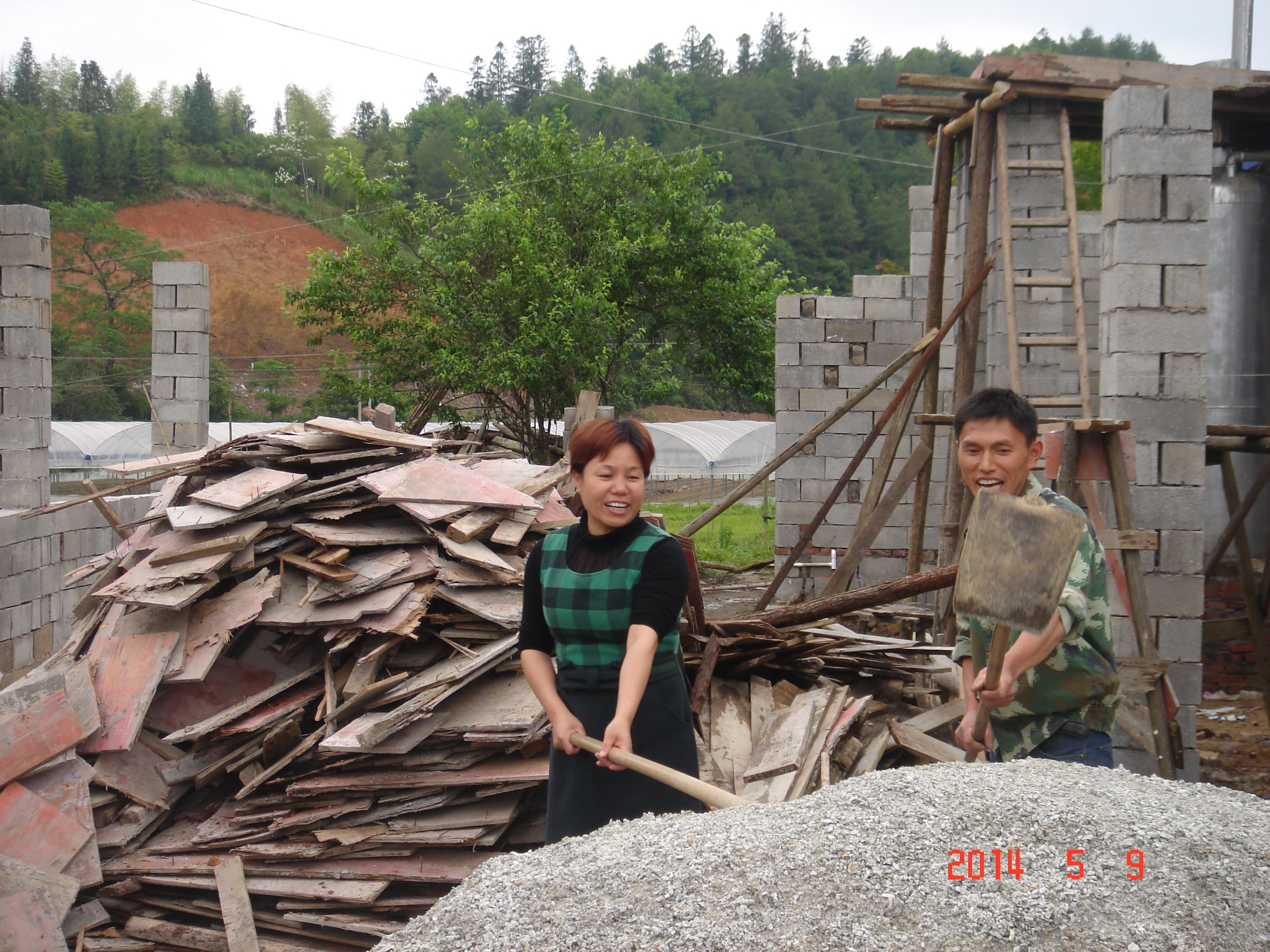 兰爱珍 工作照一(兰爱珍帮助受灾贫困户重建豆腐皮厂房).JPG
