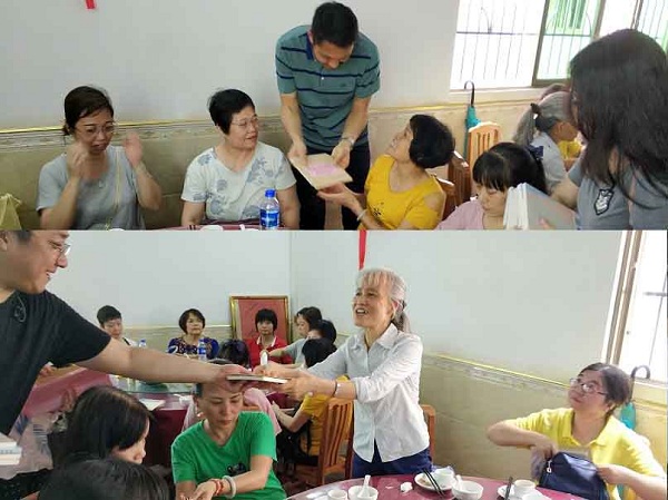 王同心戴韬发慰问金给群众.jpg