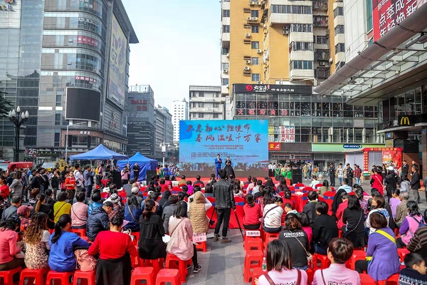 图2、“春风送温暖”活动现场气氛十分热烈.jpg