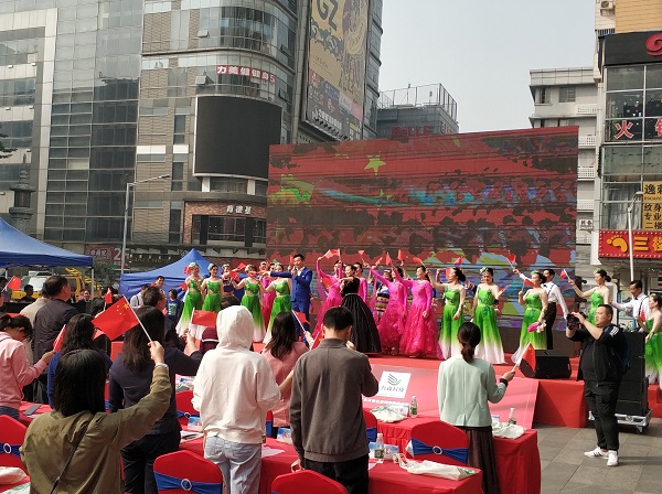 图13、活动最后，现场观众随着《我和我的祖国》的歌声扬起手中的国旗互动.jpg