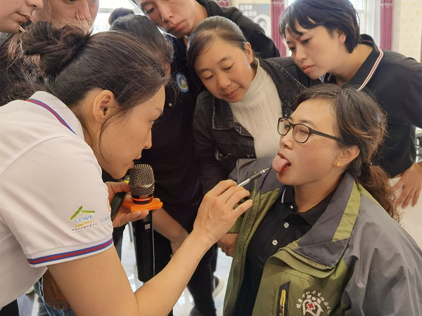 朱钰老师讲解舌苔.jpg